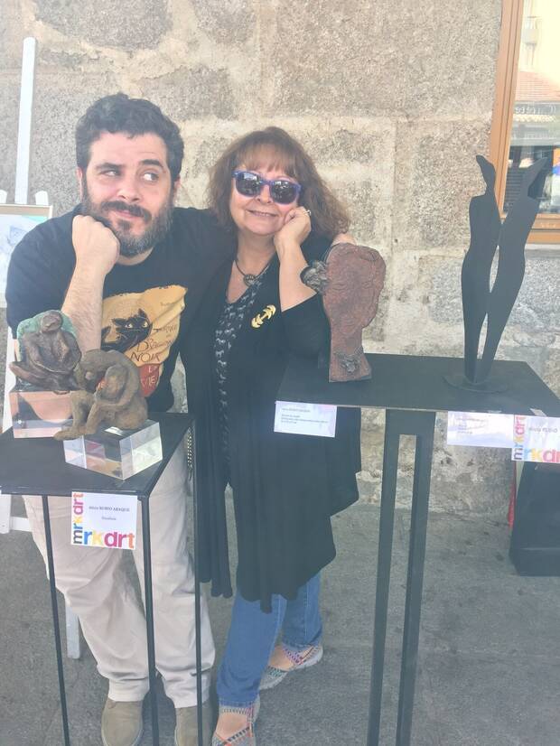 Miguel Paniagua con su madre, 'la artista', dice.