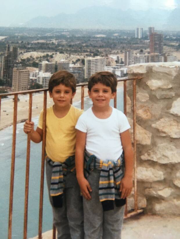 Miguel y su hermano gemelo Javier, de niños.