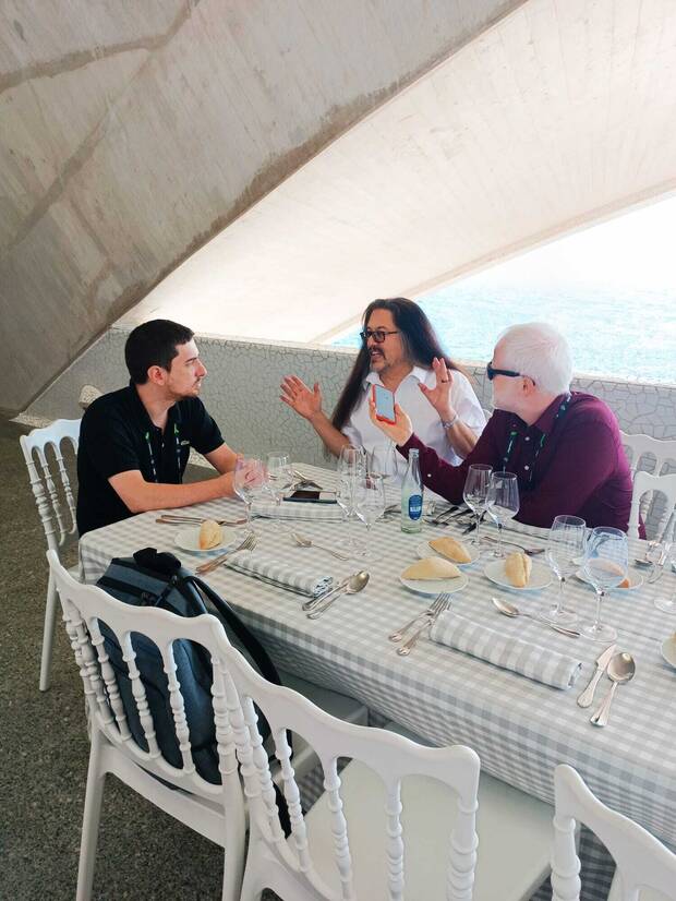De izquierda a derecha: Diego González, el diseñador John Romero y el periodista Javier Andrés, en Gamelab Tenerife, 2022.