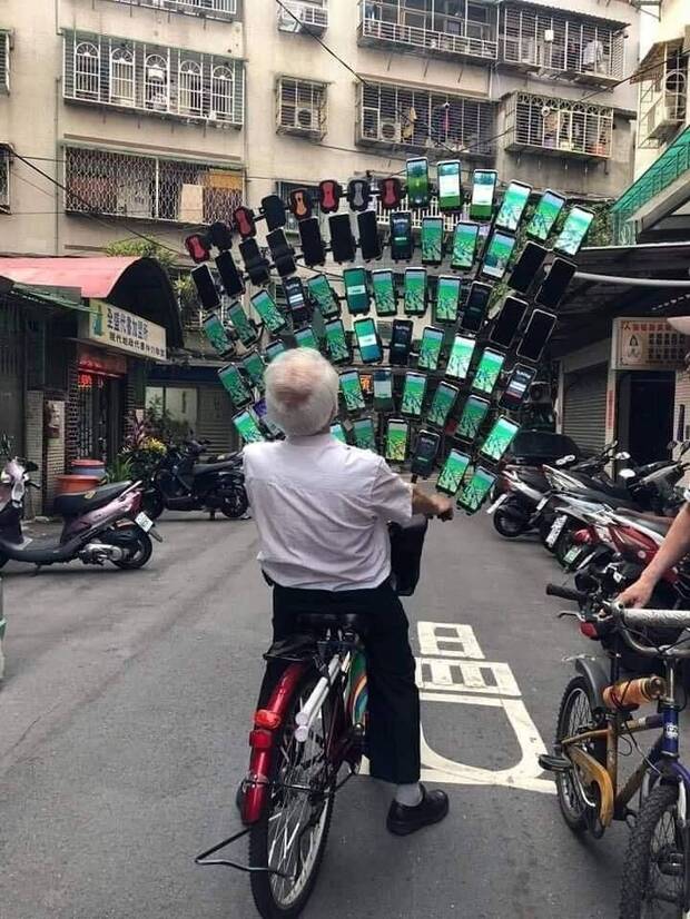 The old man with more than 60 mobiles for Pokémon GO optimizes his bicycle