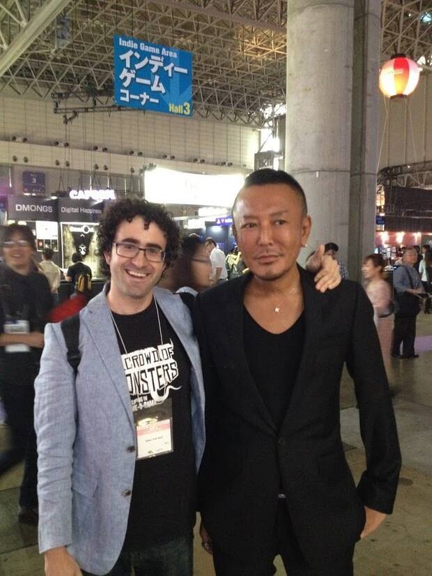 Nafria con Toshihiro Nagoshi, uno de los desarrolladores más conocidos de Sega ('Daytona USA', 'Yakuza').
