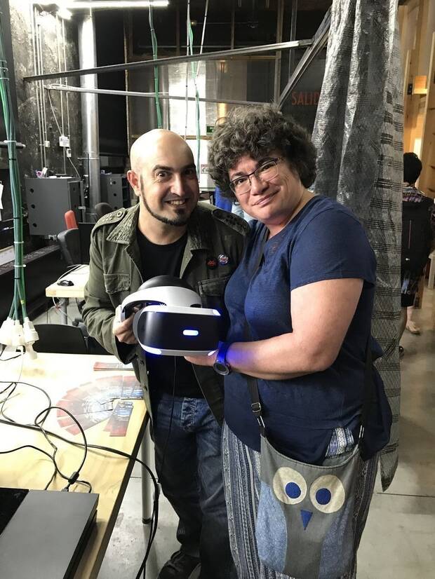 Herranz con Jon Cortázar (Relevo Games) probando PSVR.