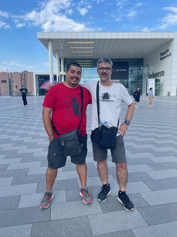 Andújar con Domenec Claret, el creador de 'Astronite', en la Gamescom de 2022.
