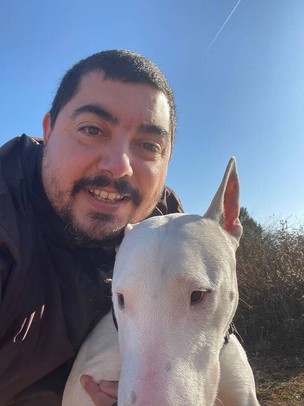 José Antonio Andújar, con su perro.