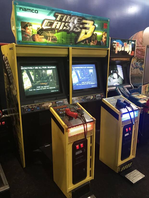 Gente jugando a Time Crisis