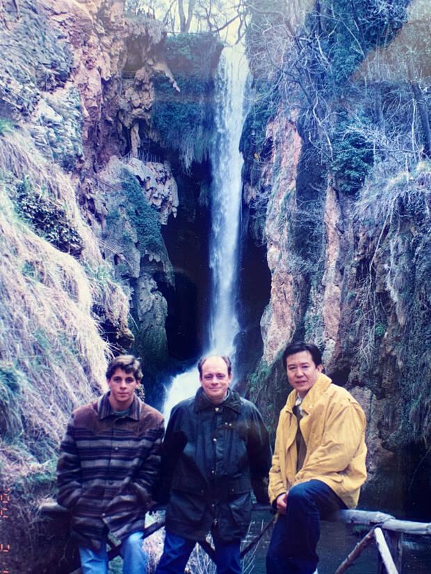 De izquierda a derecha, el hijo de Pastor, Pastor y Tatsuo Ota visitando el Monasterio de Piedra.