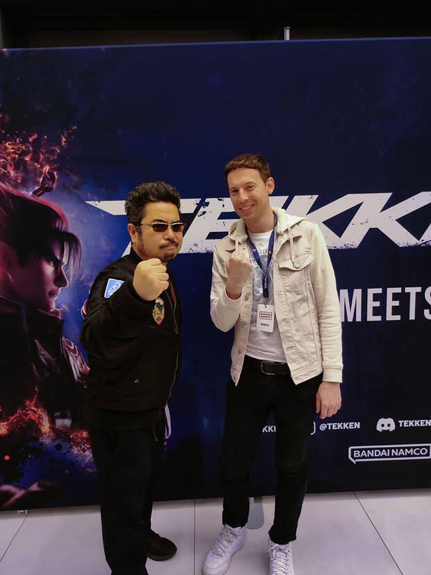 Katsuhiro Harada, director de Tekken, con Ray en una visita a Bandai Namco.