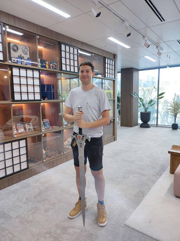 Visita a las oficinas de PlayStation España con la espada de Clive (Final Fantasy XVI).