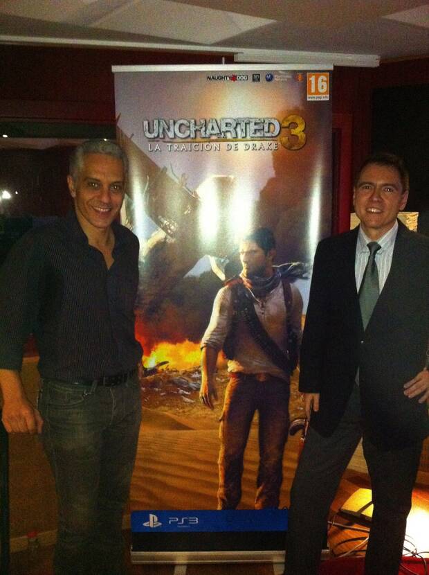 El actor Roberto Encinas (izquierda), que pone la voz de Nathan Drake en la versión española de la saga de juegos, y Rubén Navarro, en la presentación a la prensa de 'Uncharted 3'.