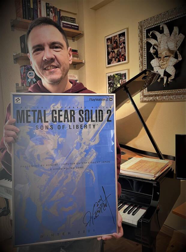 Rubén Navarro muestra el póster que le firmó Hideo Kojima cuando le entrevistó en el E3 de 2001.