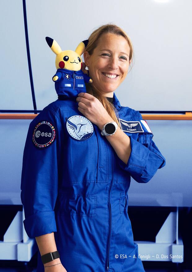 la astronauta Sophie Adenot con un pelucha de Pikachu