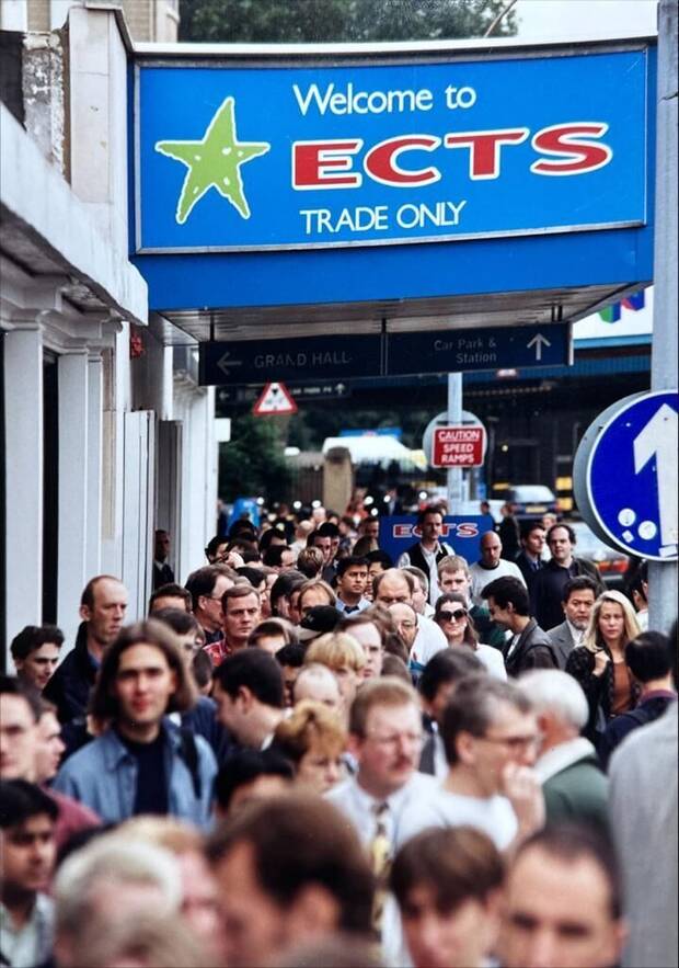 Sanz fotografiado entre la multitud del ECTS. Se le localiza en el centro de la imagen.