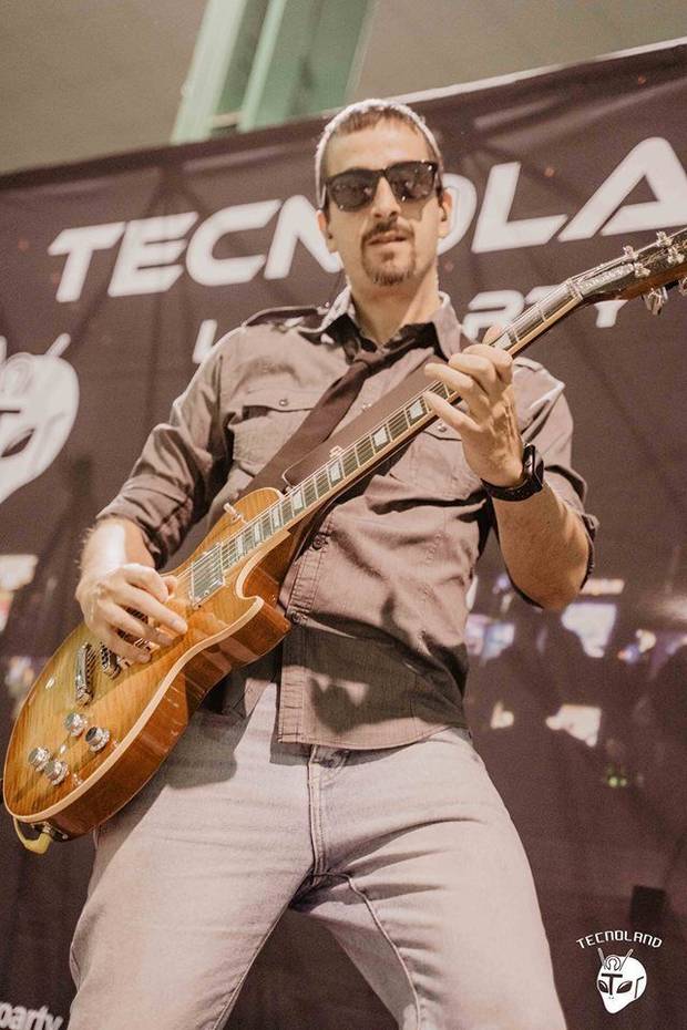 Además de jugar a 'Minecraft', Tonacho toca la guitarra en sus directos.