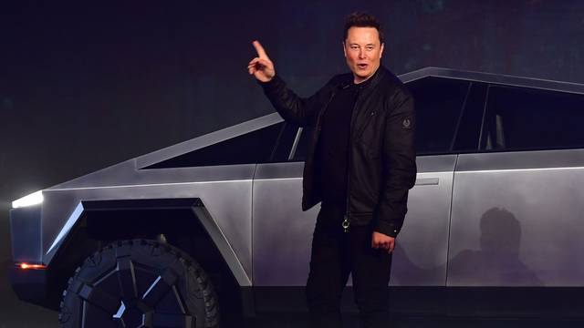 Elon Musk y un Tesla Truck