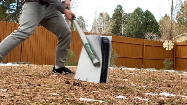 Un youtuber destroza a golpes una PS5 y el DualSense.