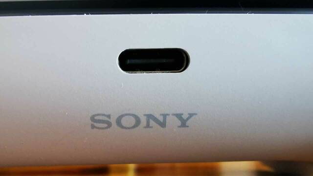 Logo de Sony descentrado en el DualSense