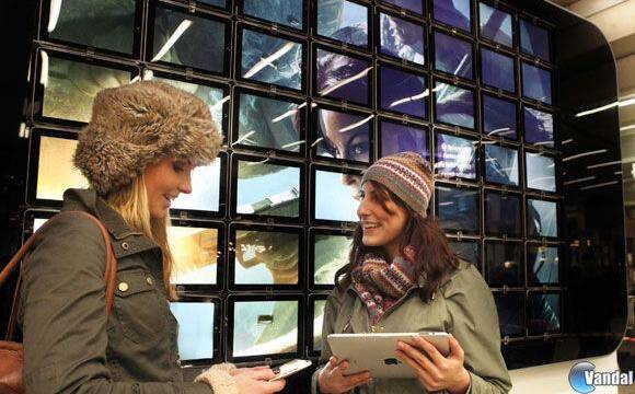 El iPhone m�s grande del mundo para celebrar el lanzamiento de Lara Croft y el Guardi�n de la Luz