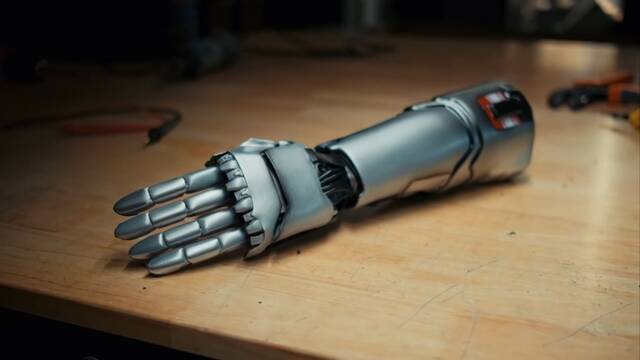 El brazo de Keanu Reeves en Cyberpunk 2077 se convierte en una prótesis real.