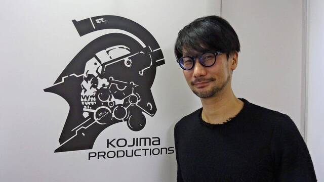 Hideo Kojima con el logo de Kojima Productions, estudio que celebra su quinto aniversario.