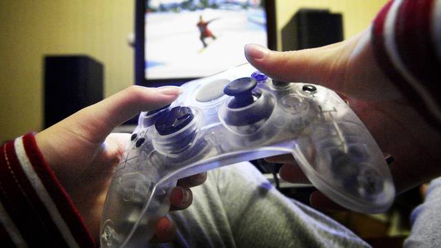 Los videojuegos no vuelven violentos a los menores, según un estudio.