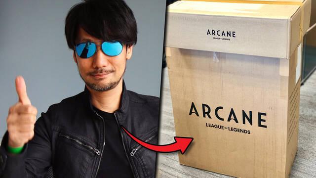 Kojima recibe un regalo de Riot Games de la serie Arcane