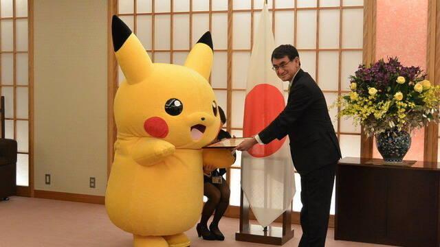 El ministro de Asuntos Exteriores de JapÃ³n 'se reÃºne' con Pikachu