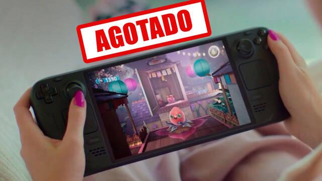 Persona sosteniendo una Steam Deck OLED con un sello de agotado sobre la pantalla en un entorno dom�stico.