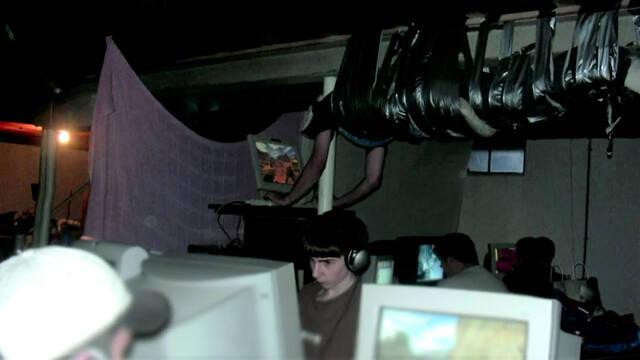 Lan colgado del techo documental