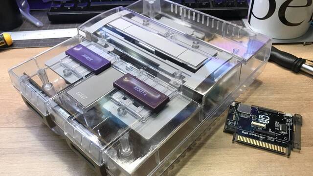 SNES con carcasa transparente.