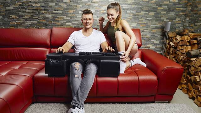 Couchmaster Cycon, el soporte para teclado y rat�n para jugar en la cama o el sof�