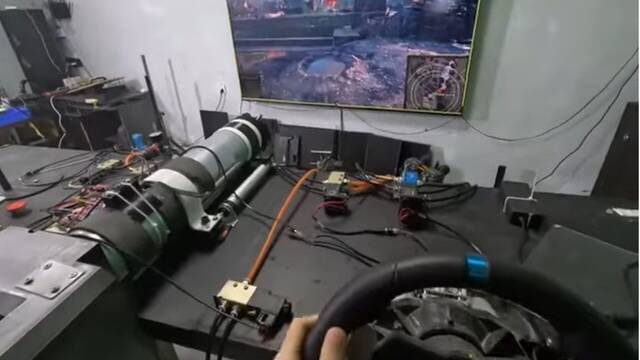 Crean el setup m�s loco para controlar un tanque jugando en cooperativo 