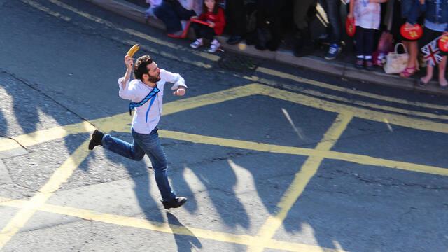 Un empleado de Media Molecule porta la Banana Ol�mpica frente a miles de aficionados