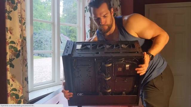 Henry Cavill monta un PC Gaming de la forma m�s sensual posible.