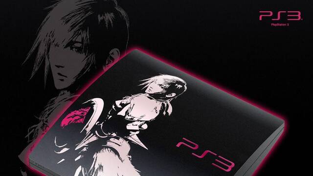 Se muestra una PlayStation 3 decorada con motivo de Final Fantasy XIII-2