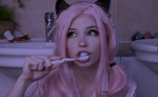 El agua de baño embotellada de Belle Delphine sacude las subastas de  -  Vandal