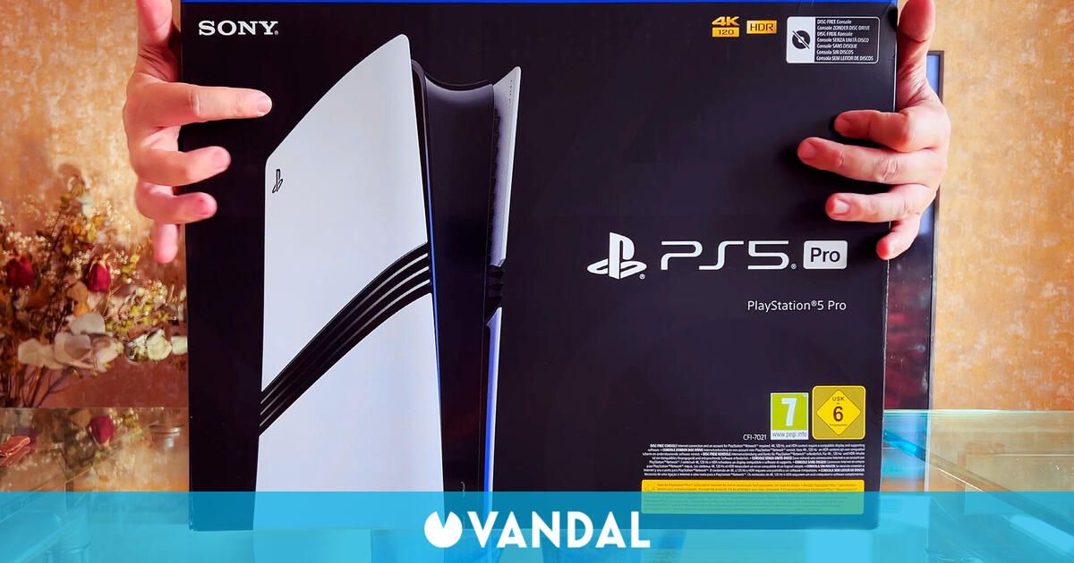 Abrimos la caja de PS5 Pro: Unboxing de la nueva consola de Sony y comparativa de tamaño con la PS5 digital