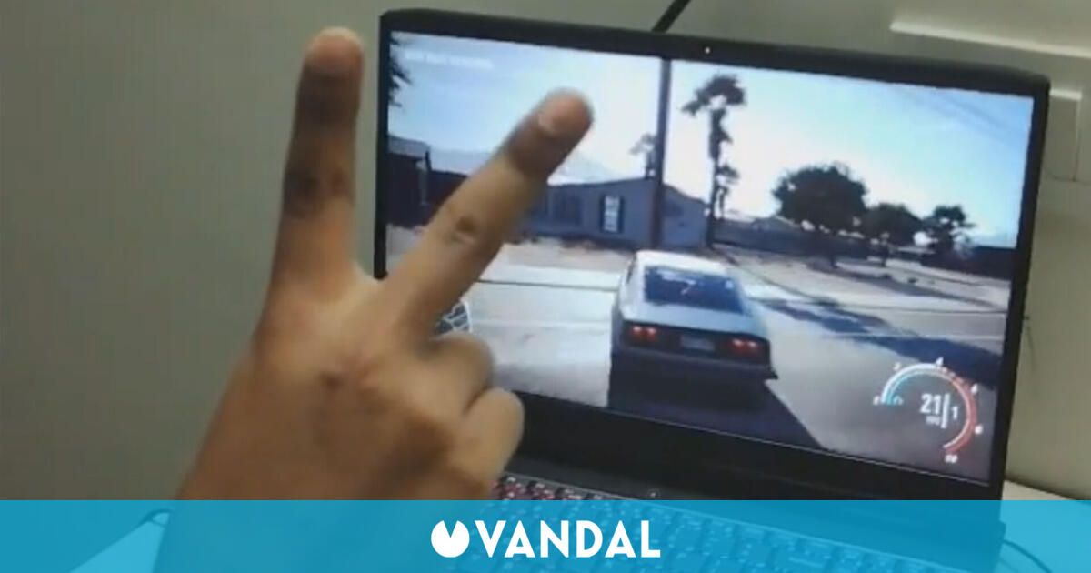 Un estudiante inventa un sistema para jugar sin mando: Sólo necesita hacer gestos frente a la cámara