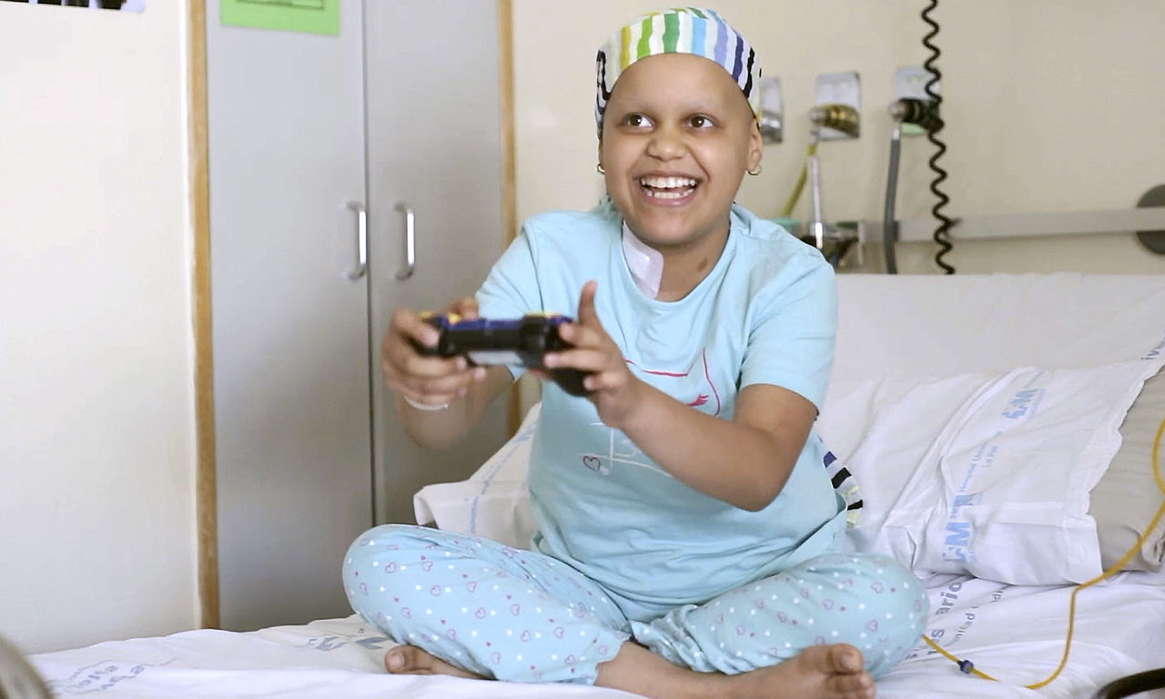 Paciente con cáncer jugando a videojuegos.