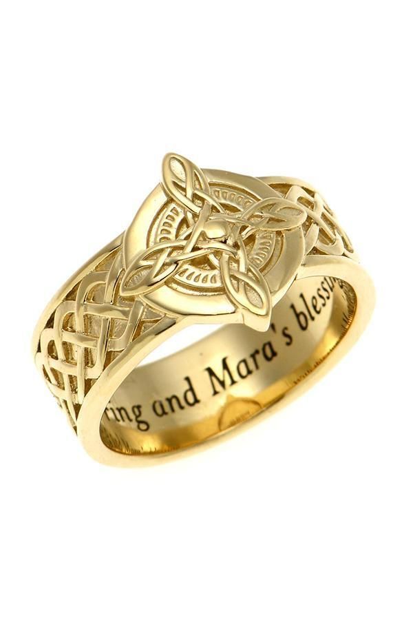 Imagen de la réplica del anillo de oro del Ritual de Mara donde se puede apreciar la inscripción.