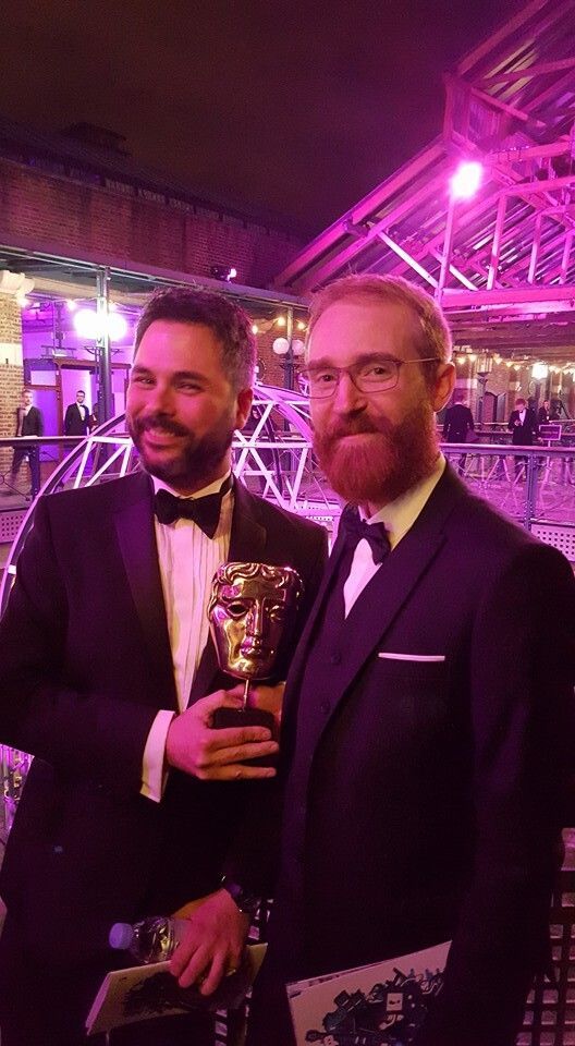 Arque con Michael Koch (Dontnod), director de 'Life is Strange', con el Bafta al mejor juego narrativo.