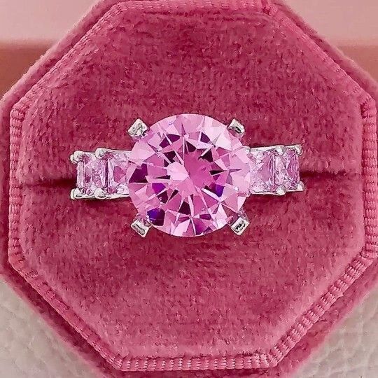 La alianza de la mujer que se casó con el rosa