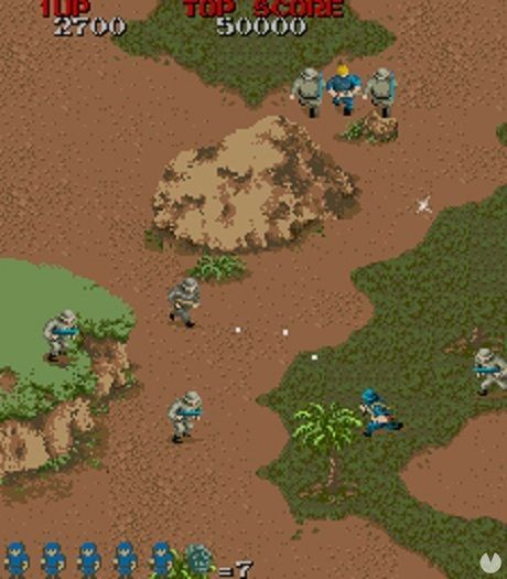 En 'Commando' pod�amos ganar unos puntos extra rescatando prisioneros de guerra. Pod�is verle arriba, escoltado por dos enemigos.