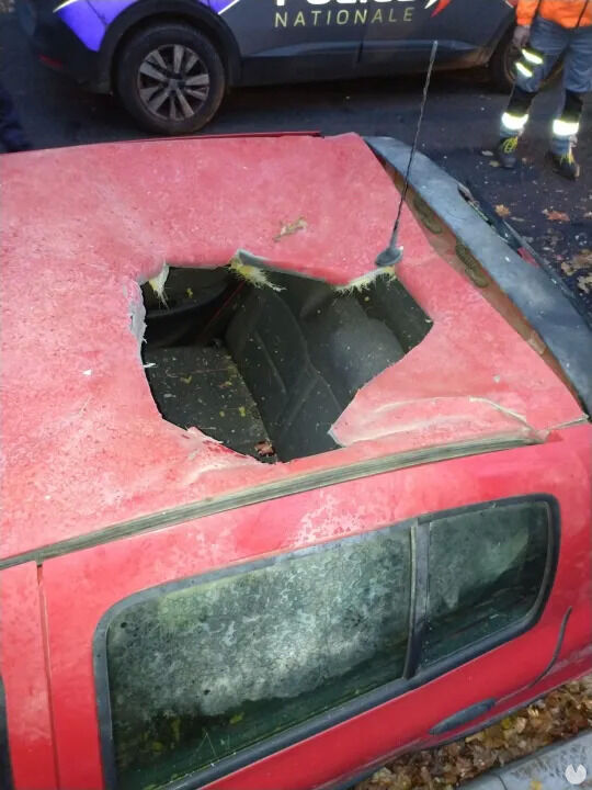 Renault Clio con un agujero en el techo provocado por un meteorito