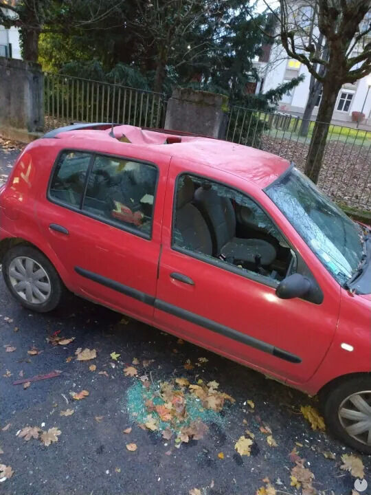 Renault Clio accidentado por un meteorito caído del cielo en Francia