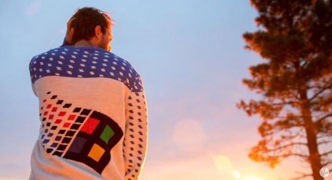 Microsoft bromea con un jersey de Navidad con diseño de Windows 95