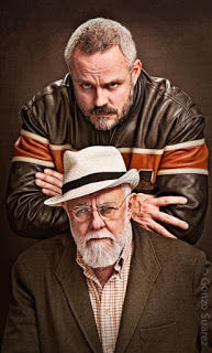 Gonzo junto a su padre, el escritor y director de cine Gonzalo Suárez ('Remando al viento', 'Epílogo').