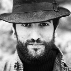 La barba, el pelo largo y el sombrero son se�as de identidad de Santo. (Foto: Javi Miqu�leiz).