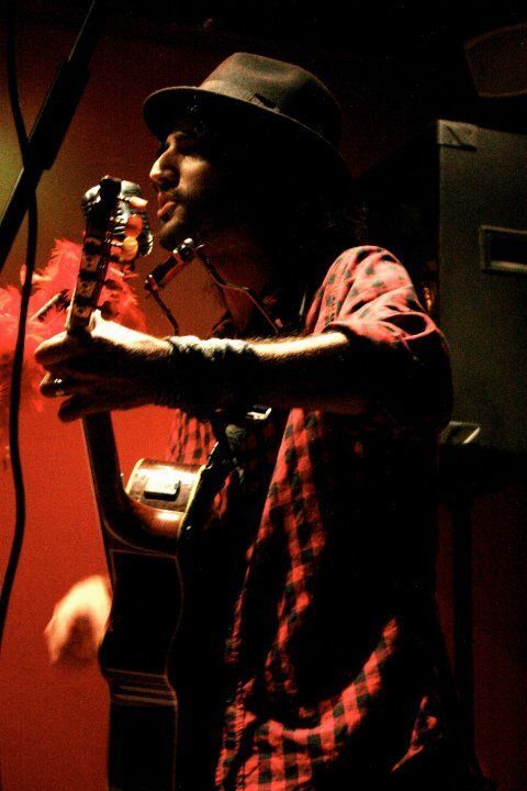 Santo ofrece conciertos ocasionalmente en Madrid.