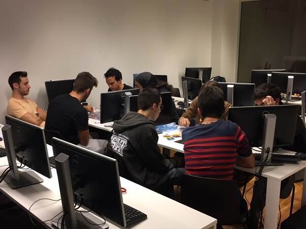 Alumnos de ESAT probando sus propios juegos de tablero.