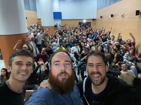 Foto de familia en los Cowboy Awards. En primer plano, David Jaumandreu, Joan Albero y Arturo Monedero.